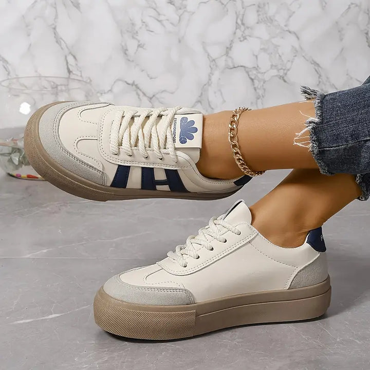 Blauwe dames Talia plateau sneakers. Stijlvolle lage sneakers met comfortabele chunky zool, ideaal voor trendy casual outfits.