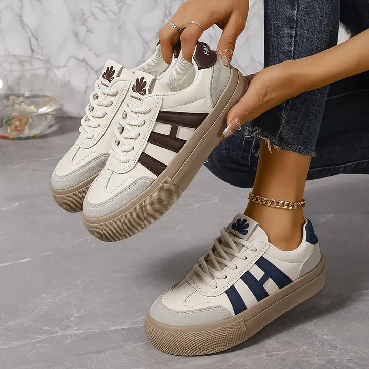 Bruine dames Talia plateau sneakers. Modieuze schoenen met dikke chunky zool, comfortabel en trendy voor vrouwen.