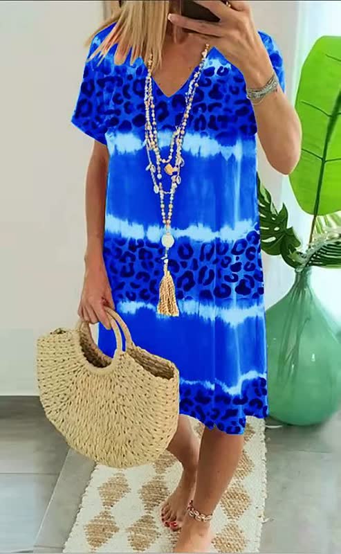 Modieuze dames zomerjurk met trendy luipaardprint, comfortabele losse pasvorm en elegante V-hals.