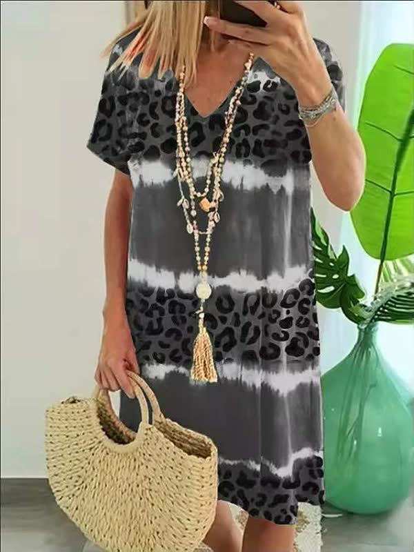 Losvallende casual dames strandjurk met korte mouwen en stijlvolle luipaardprint, perfect voor de zomer.
