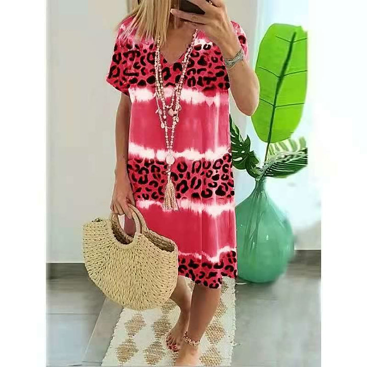 Trendy dames V-hals zomerjurk met opvallende luipaardprint, korte mouwen en comfortabele losse pasvorm.
