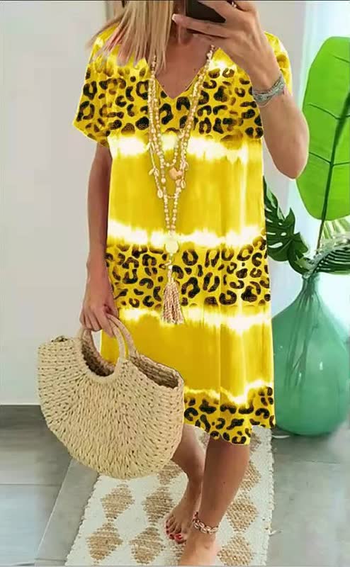 Vrouwenkleding: Zomerse damesjurk met levendige luipaardprint, losvallend model en korte mouwen, ideaal voor casual dagen.