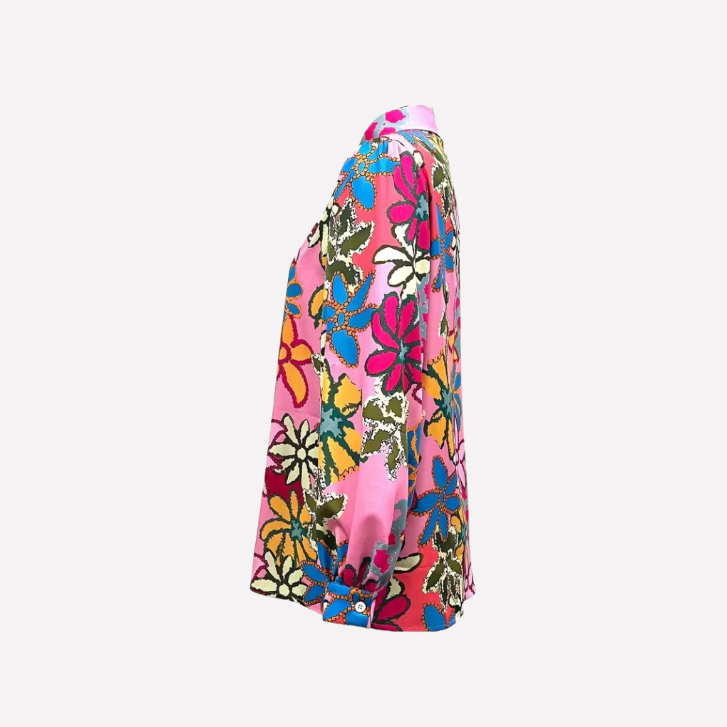 Damesbloes met bloemenprint en lange mouwen. Comfortabele blouse met reverskraag en knoopsluiting.