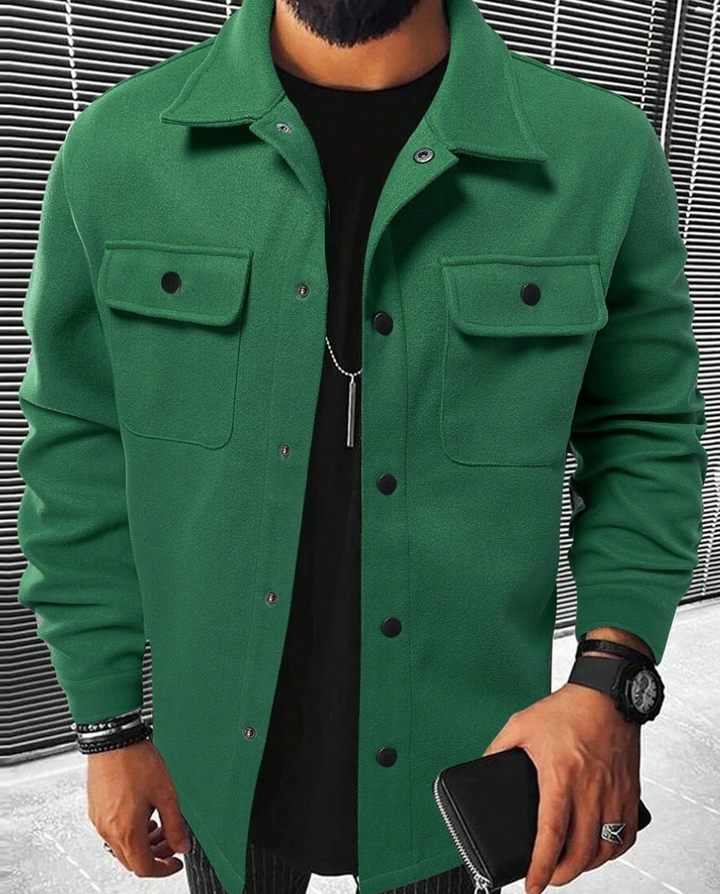 Sfeervolle foto van het warme Mateo herenoverhemd met borstzakken, perfect voor een modieuze winterlook.