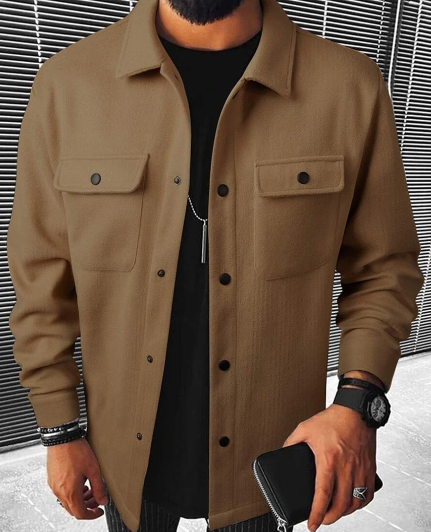 Comfortabel casual herenoverhemd met borstzakken, ideaal voor koude dagen. Modieuze wintermode.