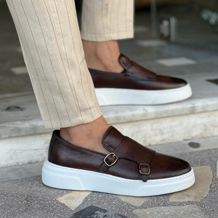 Heren moderne gesp loafers in bruin gedragen onder nette broek