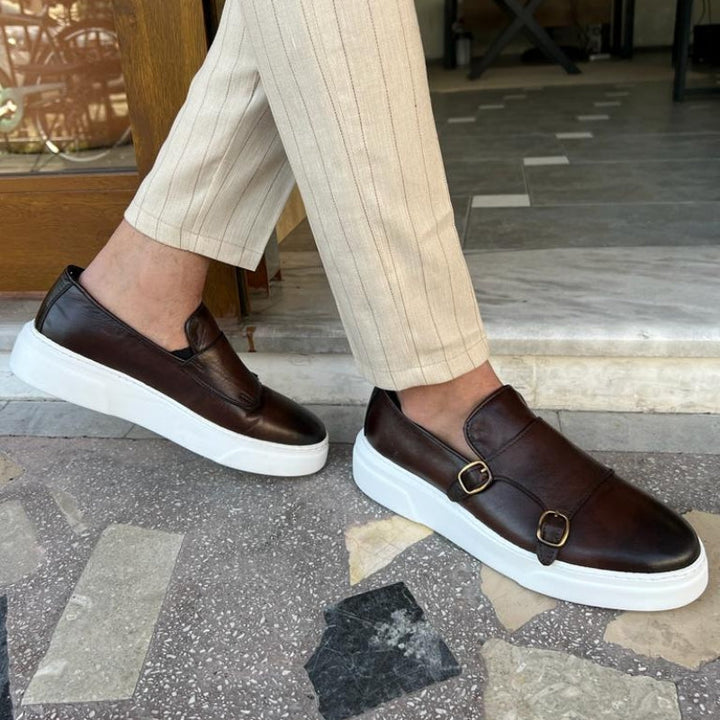 Zijaanzicht van comfortabele leren loafers voor heren