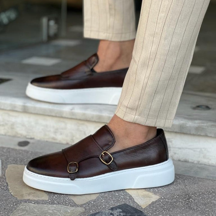 Detailopname van de elegante gespsluiting op zwarte nette heren loafers en schoenen