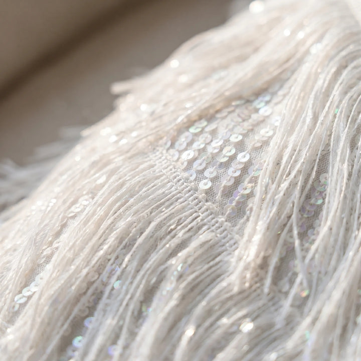 Details van de stralende fringe mini jurk; dynamische franjes en glinsterende stof voor een opvallende look.