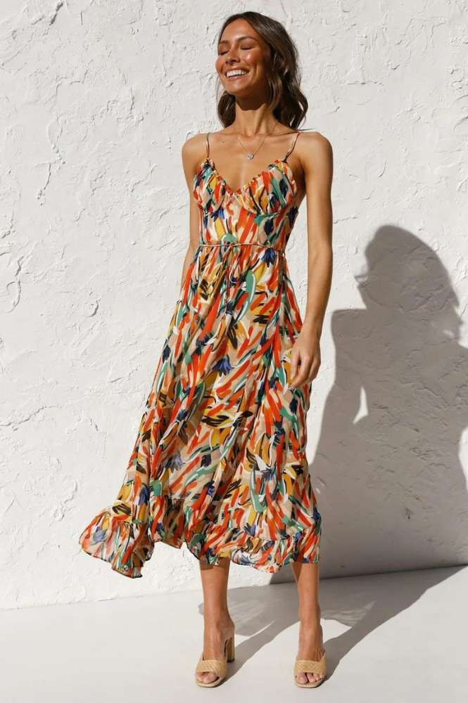 Mouwloze Isla zomerjurk voor dames met vrolijke oranje-turkoois print, comfortabel en stijlvol voor vakantie.