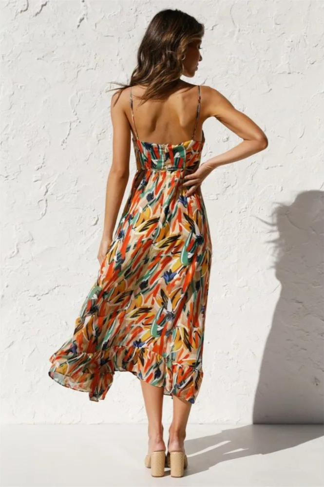 Casual dames zomerjurk met v-hals, spaghettibandjes en levendige print, ideaal als strandjurk of vakantiekleding.