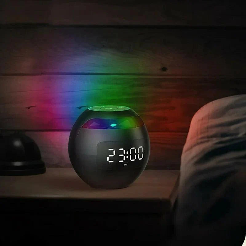 Sfeervolle Bluetooth speaker wekker met dynamische LED lichtshow en nachtlamp functie, perfect voor elk interieur.