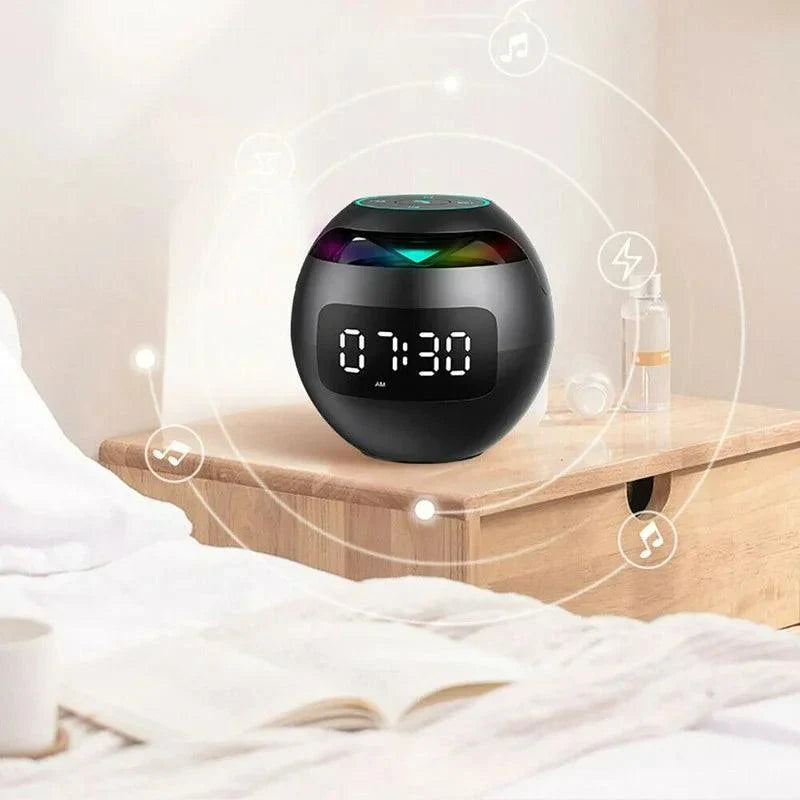 Compacte draadloze Bluetooth wekker speaker met geïntegreerde nachtlamp en kleurrijke LED verlichting voor muziek.