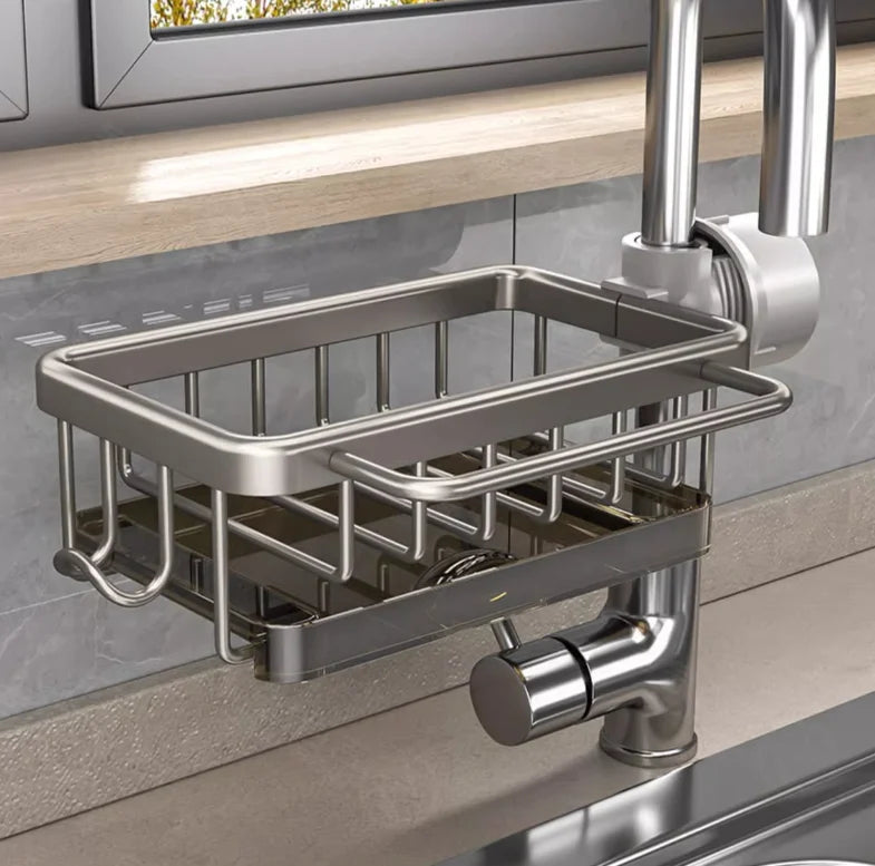 Moderne aluminium gootsteen organizer met geïntegreerde sponsenhouder en vaatdoekrek voor hygiënische keuken.