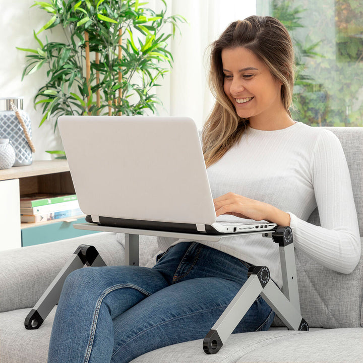 Multifunctionele laptopstandaard, ergonomisch design voor comfortabel werken op bureau, bed of bank.