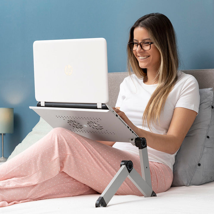 Verstelbare ergonomische laptopstandaard op bureau, verhoogt scherm voor betere werkhouding en productiviteit.