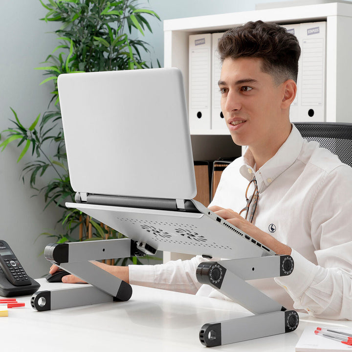 Stijlvolle laptopstandaard met geïntegreerde muishouder, ideaal voor een opgeruimde en ergonomische werkplek.
