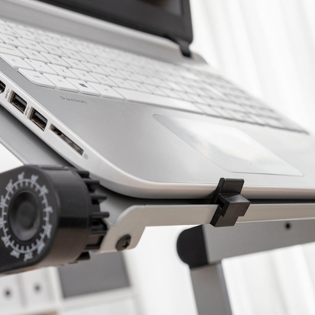 Verstelbare laptopstandaard in diverse hoeken en hoogtes, perfect voor elke ergonomische werkplek thuis of op kantoor.