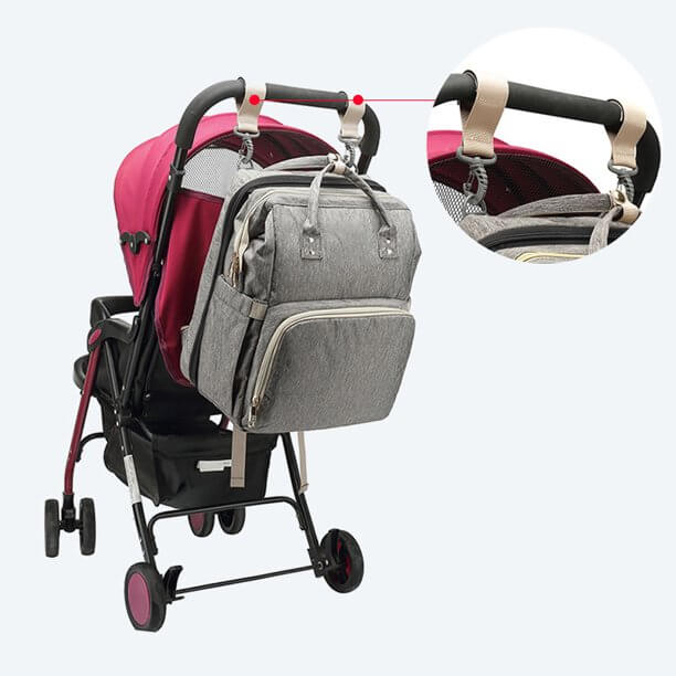 Organisatie-vriendelijke luiertas met veel ruimte en een uitklapbaar reiswiegje voor je baby.