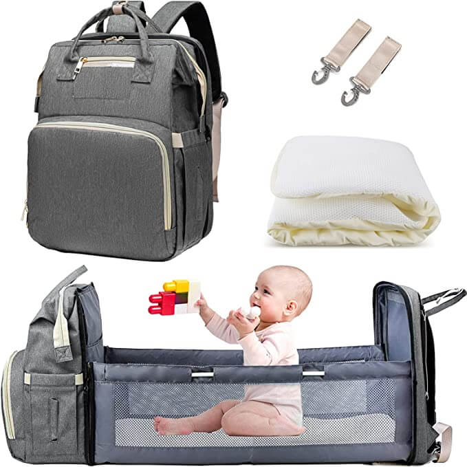 Handige waterdichte verzorgingstas die transformeert tot een veilig babybedje voor onderweg.