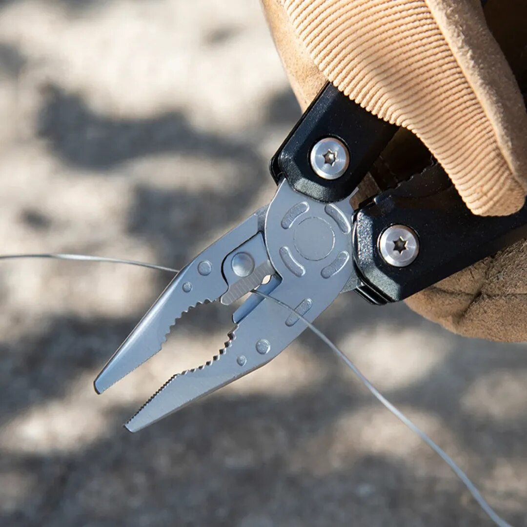De ultieme alles-in-één multitool: compact gereedschap voor camping, survival en dagelijkse klussen.