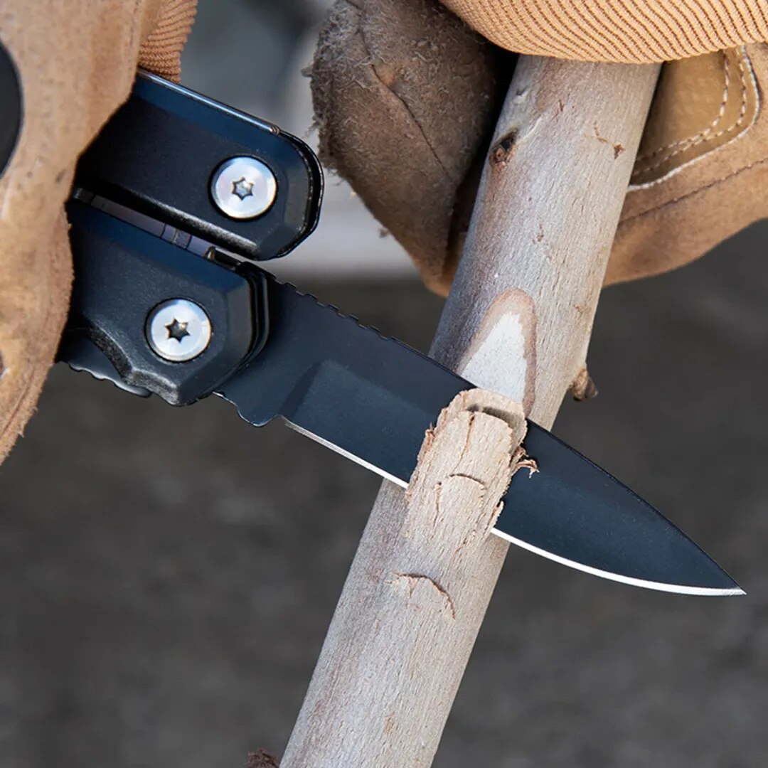 Multifunctionele multitool in hand; praktisch en draagbaar zakgereedschap voor elke klus buiten.