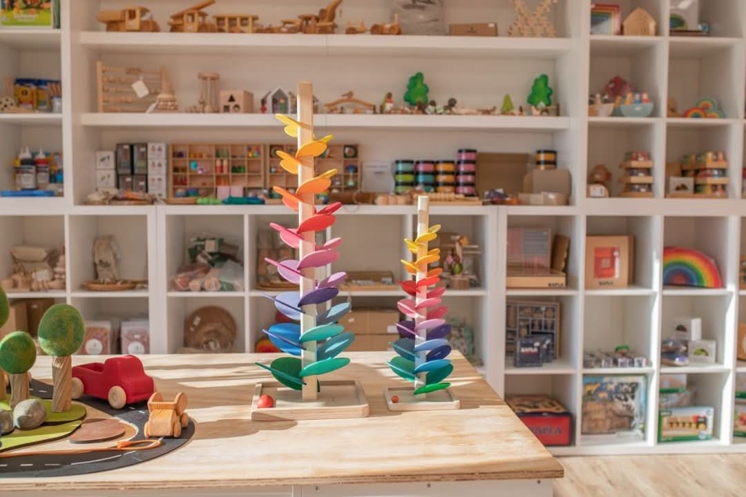 Twee formaten houten muzikale klankbomen opgesteld op een houten tafel