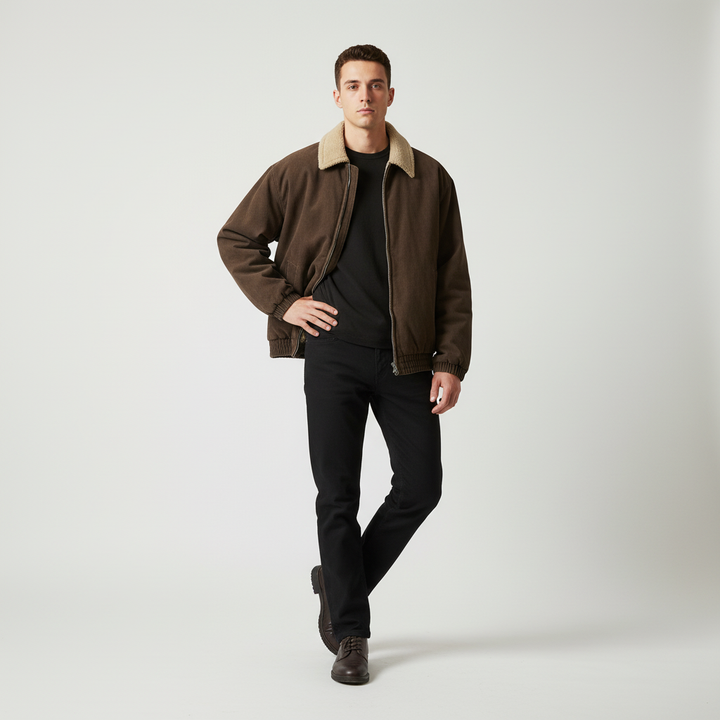 Man draagt bruine streetwear fleece winterjas met donkere broek