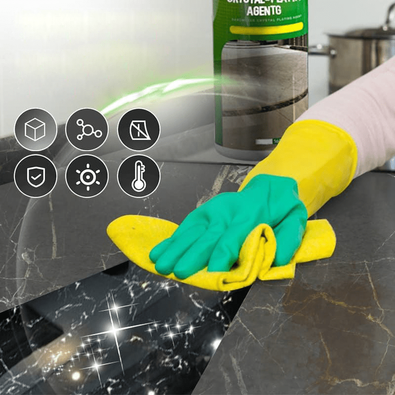 Een persoon die NanoShine Steencoating aanbrengt op een badkameroppervlak