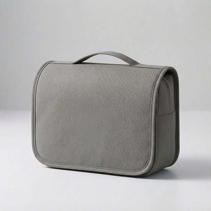 Geopende Neatify toilettas met diverse vakken voor cosmetica en accessoires, handig op reis.