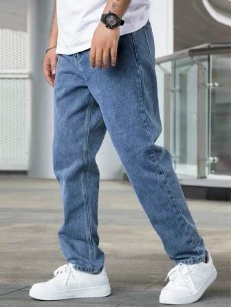 Man draagt blauwe straight fit heren jeans met witte sneakers