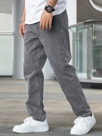 Man draagt grijze straight fit heren jeans met witte sneakers