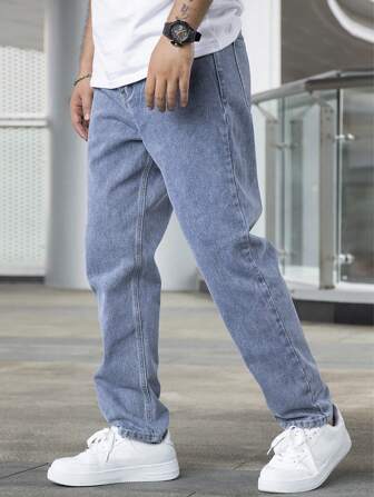 Man draagt lichtblauwe straight fit heren jeans met witte sneakers