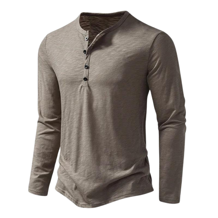 Model draagt nieuw heren t-shirt met lange mouwen, slim fit. Casual ronde hals t-shirt voor comfortabele herenmode.