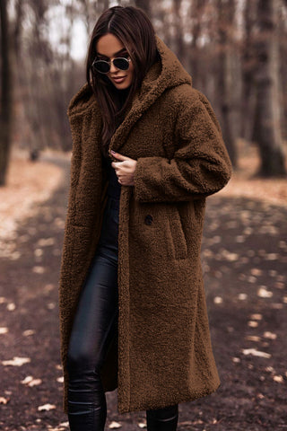 Zachte lange teddy jas voor dames. Comfortabele winterjas met capuchon voor warme dagen.