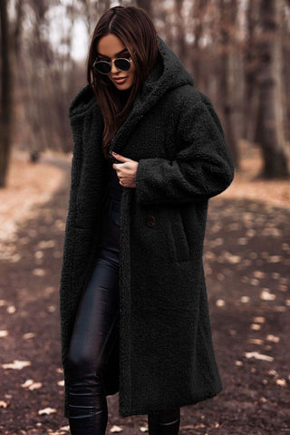 Comfortabele lange teddy damesjas met capuchon. Perfecte warme winterjas voor vrouwenkleding.
