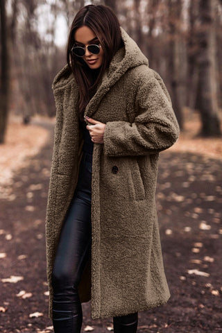 Warme en comfortabele lange teddy jas met capuchon. Essentiële damesjas voor de winter.