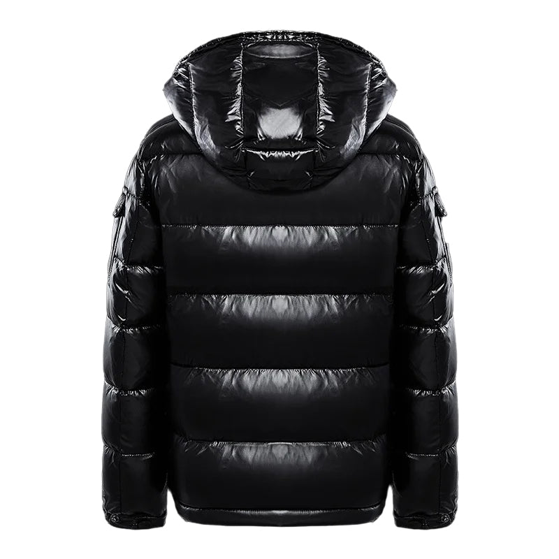 Zwart glanzend heren pufferjack. Comfortabele, heuplange winterjas.