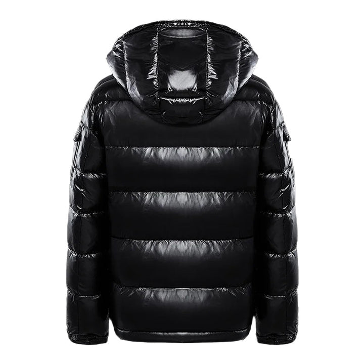 Zwart glanzend heren pufferjack. Comfortabele, heuplange winterjas.