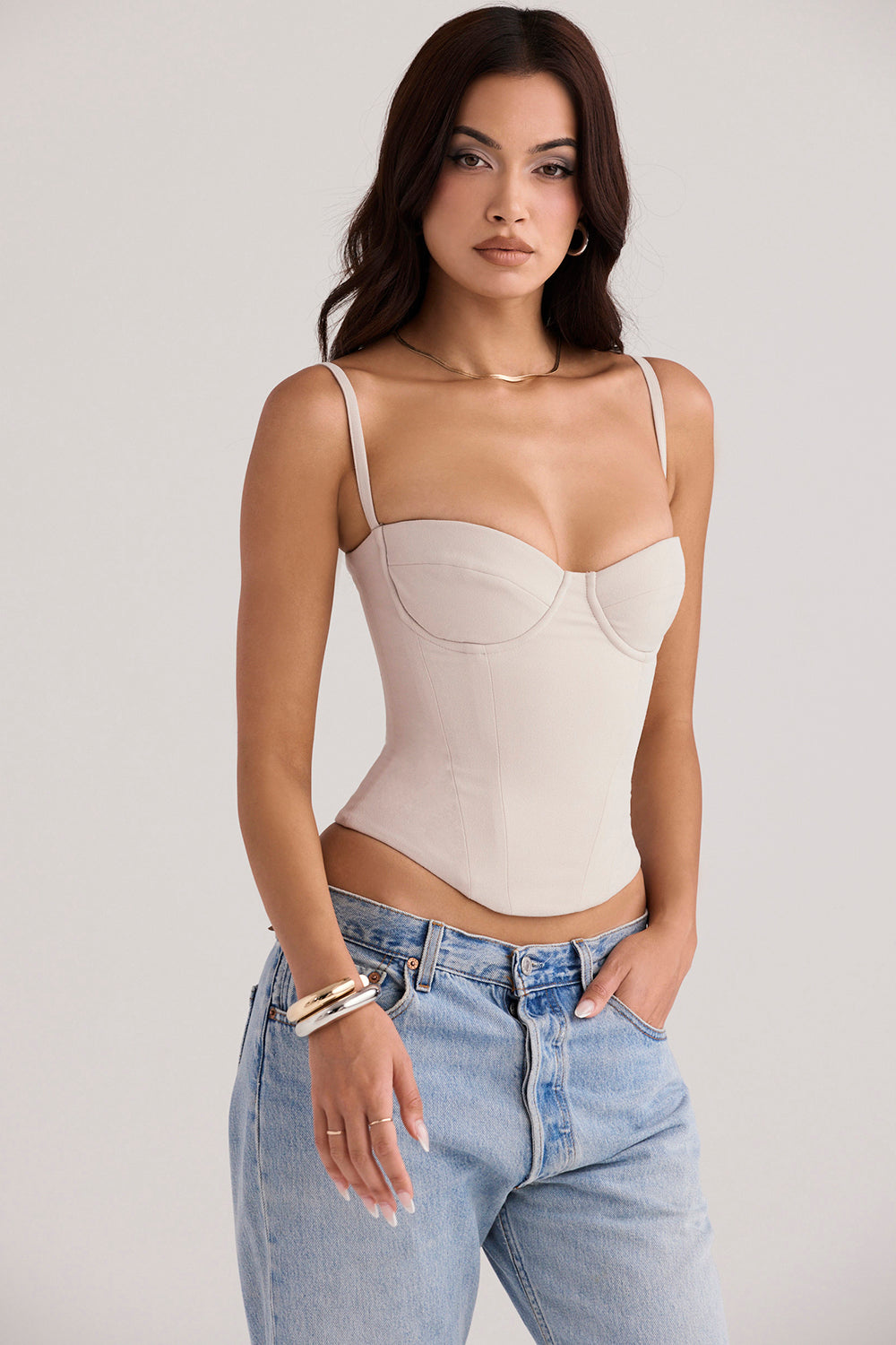 "Oesterkleurige korset top met beugeldesign, chic en comfortabel, nauwsluitende pasvorm, verstelbare bandjes, dameskleding."
