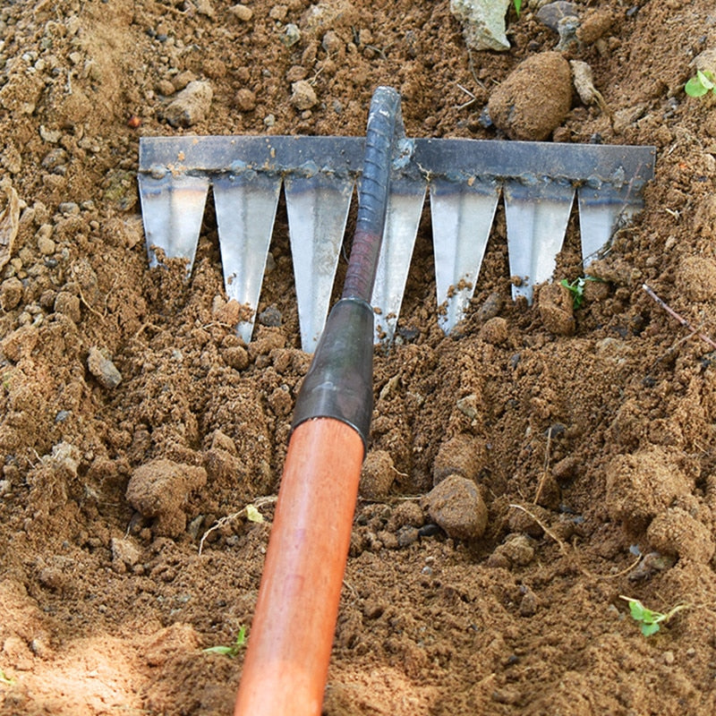 Duurzame stalen onkruidhark, perfect voor snel en effectief wieden van de tuin.