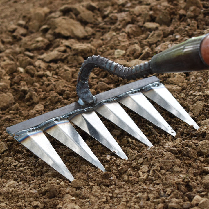 Handige onkruidhark, essentieel tuingereedschap voor precisiewieden en grondbewerking.