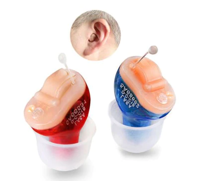 Close-up van oplaadbaar, onzichtbaar hoortoestel in oor. Ultiem discreet en krachtige gehoorversterking.