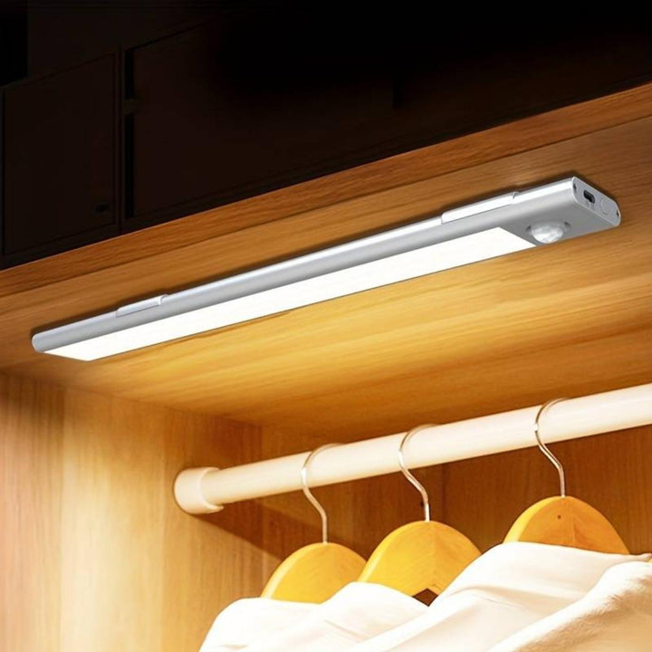Compact magnetisch LED nachtlampje met bewegingssensor, perfect als oplaadbare kast- of keukenverlichting.