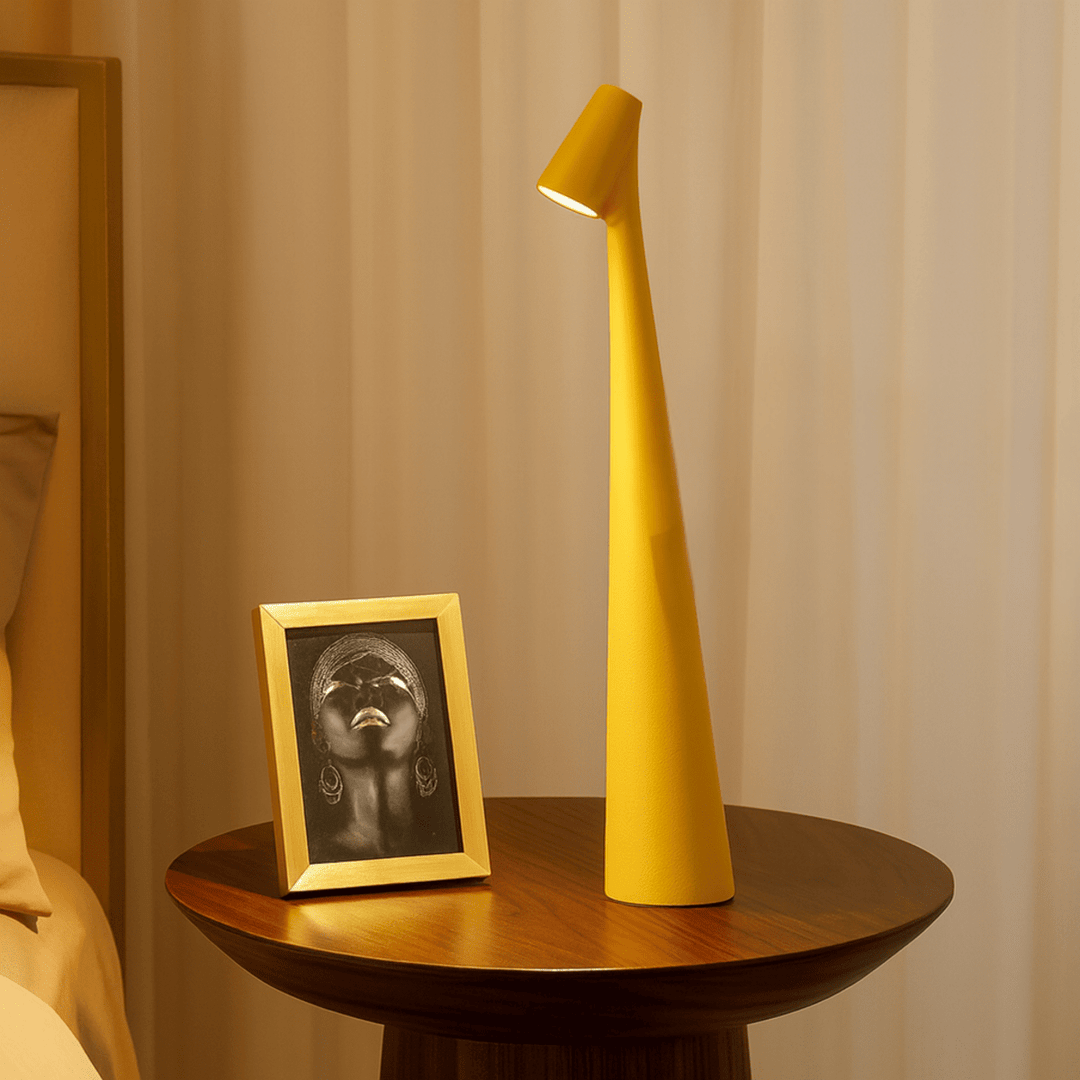 Moderne draadloze tafellamp met strak design, dimbare LED sfeerverlichting voor binnen & buiten.