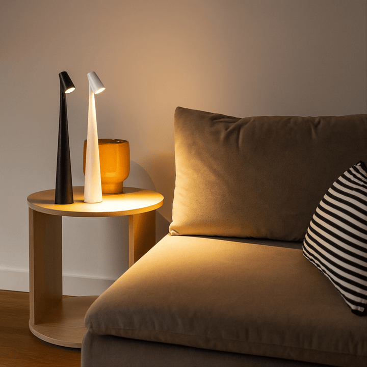 Oplaadbare LED tafellamp, draadloos en energiezuinig. Ideaal voor sfeervolle verlichting binnen/buiten.