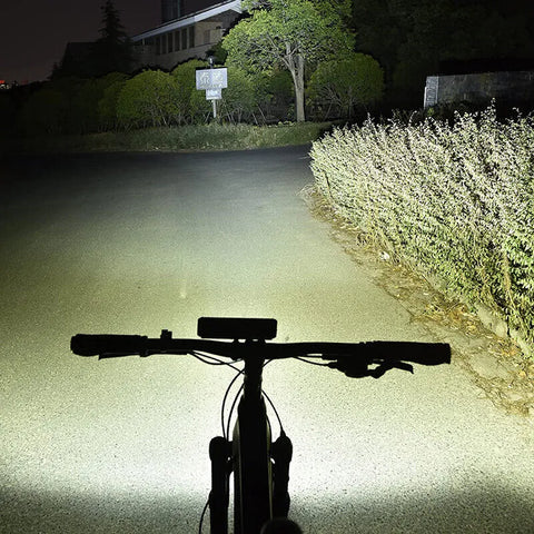 Oplaadbare universele LED fietslamp voor heldere en veilige ritten. Waterdicht en fel voor stads- en nachtritten.