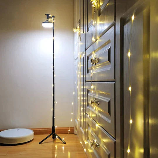 Oplaadbare LED buitenlamp met powerbank functie, handig voor tuin, terras of camping.