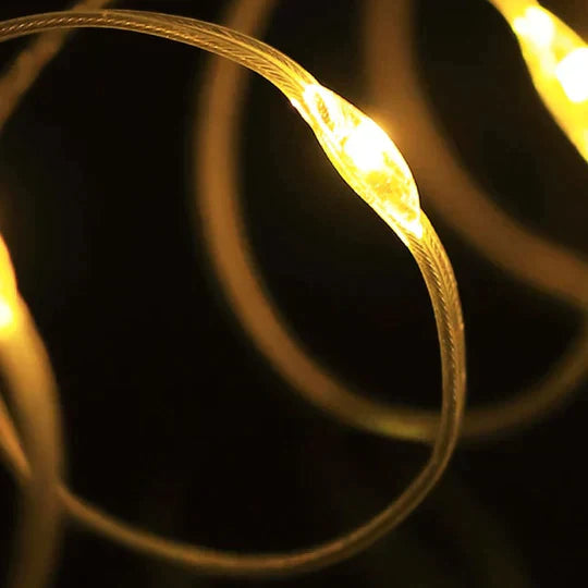 Flexibele oprolbare LED strip als waterdichte buitenlamp, ideaal voor decoratie en sfeerverlichting.