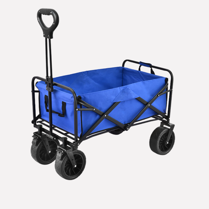 Volledig beladen opvouwbare transportwagen getrokken over gras; perfect voor elk buitenavontuur.